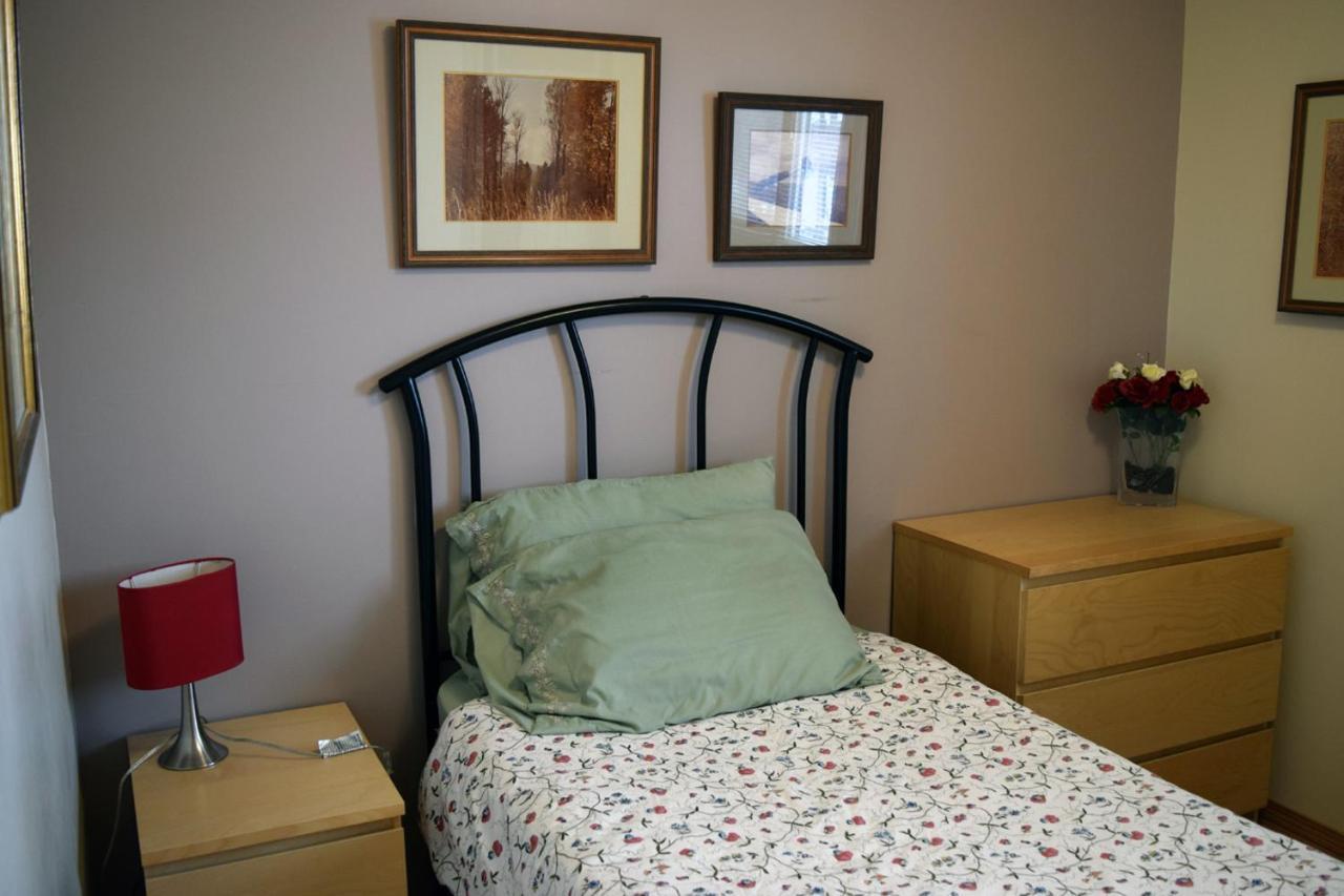 The Dewberry Homestay B&B Edmonton Exteriör bild